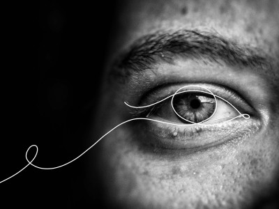 Photo d'un visage d'homme zoomé sur un oeil