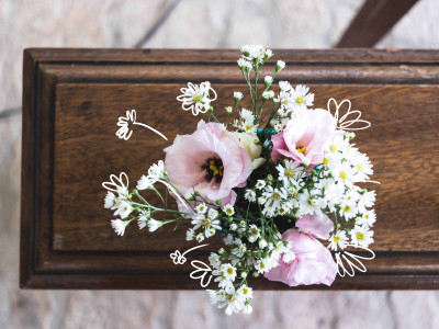 Photo d'un cercueil avec des fleurs dessus