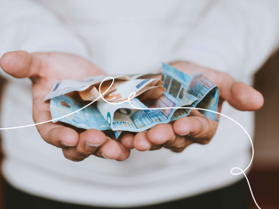 Mains tenant des billets